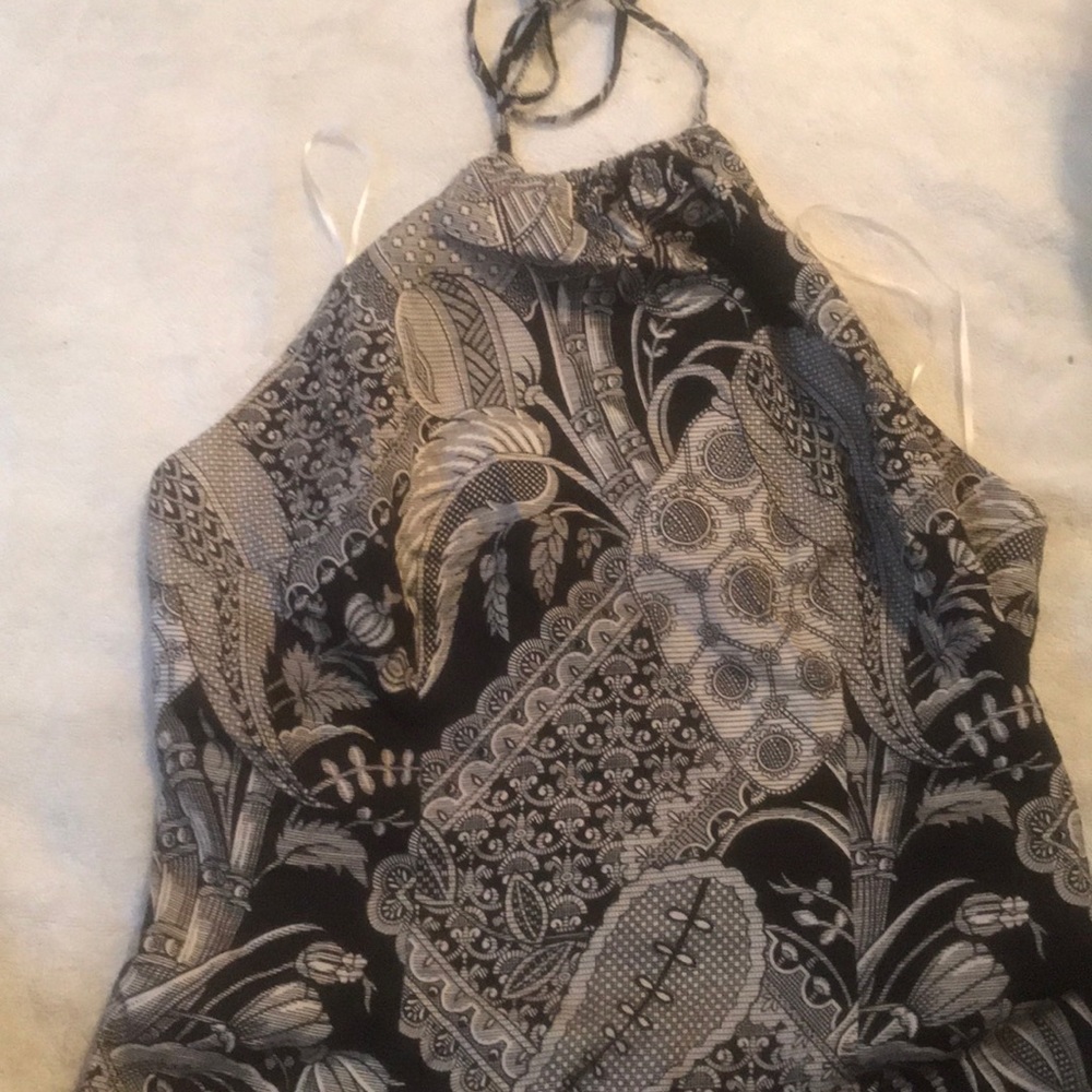 Cute black top that exposes your back